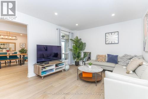 37 Spring Gate Boulevard, Vaughan, ON - Indoor Photo Showing Living Room