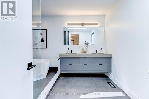 2498 Frankfield Road, Mississauga, ON - Indoor Photo Showing Bathroom
