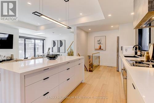 2498 Frankfield Road, Mississauga, ON - Indoor Photo Showing Kitchen With Upgraded Kitchen