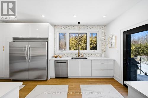3205 Highpoint Court, Burlington, ON - Indoor Photo Showing Kitchen