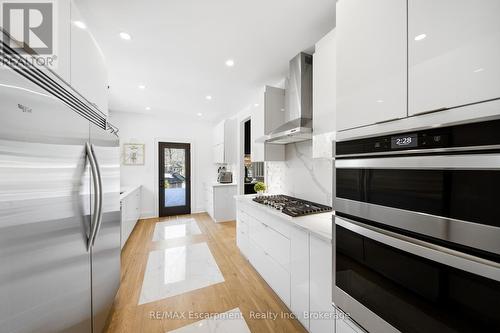 3205 Highpoint Court, Burlington, ON - Indoor Photo Showing Kitchen With Upgraded Kitchen