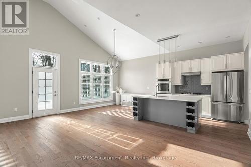 3205 Highpoint Court, Burlington, ON - Indoor Photo Showing Kitchen With Upgraded Kitchen