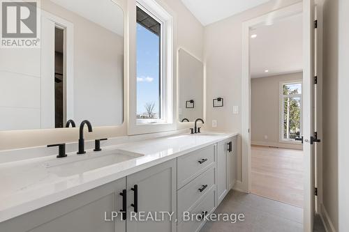 15 Briggs Avenue, Ottawa, ON - Indoor Photo Showing Bathroom