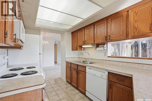 540 424 Spadina Crescent E, Saskatoon, SK - Indoor Photo Showing Kitchen With Double Sink