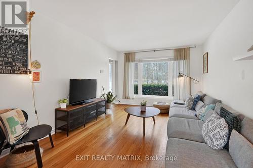 2586 Henley Street, Ottawa, ON - Indoor Photo Showing Living Room