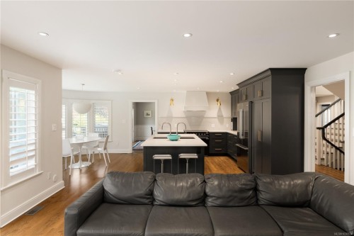 683 Mountjoy Ave, Oak Bay, BC 