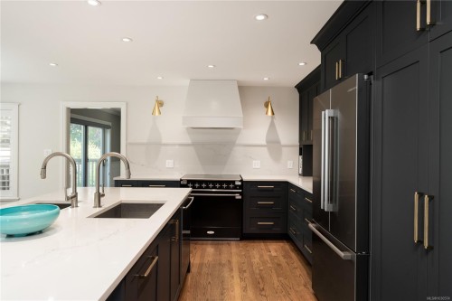683 Mountjoy Ave, Oak Bay, BC 