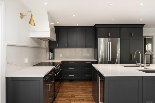683 Mountjoy Ave, Oak Bay, BC 