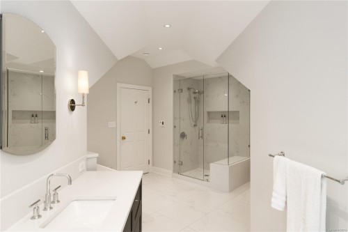 683 Mountjoy Ave, Oak Bay, BC 