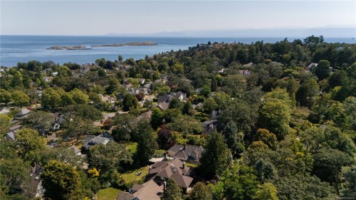 683 Mountjoy Ave, Oak Bay, BC 