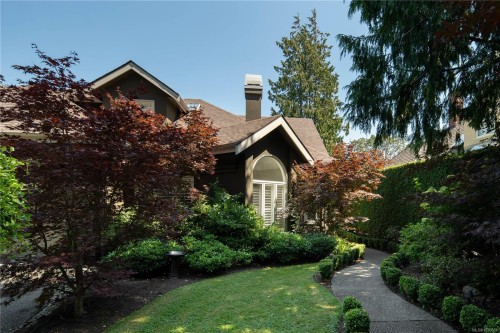 683 Mountjoy Ave, Oak Bay, BC 