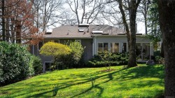 1610 Sonria Pl Saanich, BC V8P 1P4