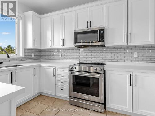 96 Mount Crescent, Essa, ON - Indoor Photo Showing Kitchen With Upgraded Kitchen