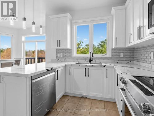 96 Mount Crescent, Essa, ON - Indoor Photo Showing Kitchen With Upgraded Kitchen