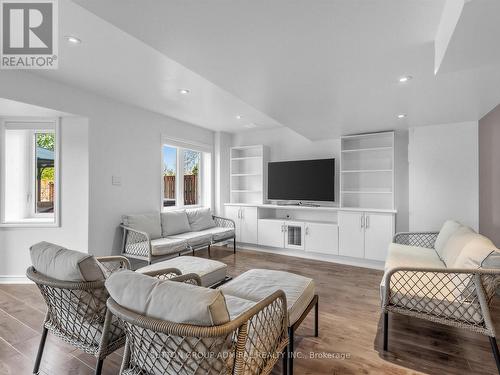 96 Mount Crescent, Essa, ON - Indoor Photo Showing Living Room