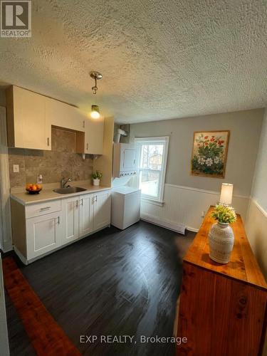 17 Victoria Avenue, Cambridge, ON - Indoor Photo Showing Kitchen