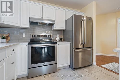 21 - 19 Somerset Drive, Norfolk (Port Dover), ON - Indoor Photo Showing Kitchen