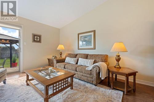 21 - 19 Somerset Drive, Norfolk (Port Dover), ON - Indoor Photo Showing Living Room