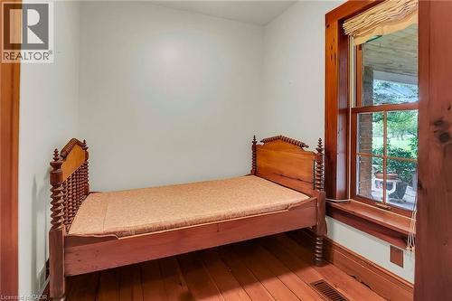 Bedroom with hardwood / wood-style floors and baseboards - 2432 Seburn Road, Fonthill, ON - Indoor Photo Showing Bedroom