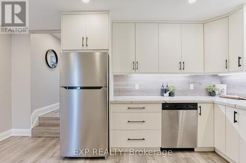 4 Colgate Court, Hamilton, ON - Indoor Photo Showing Kitchen With Upgraded Kitchen