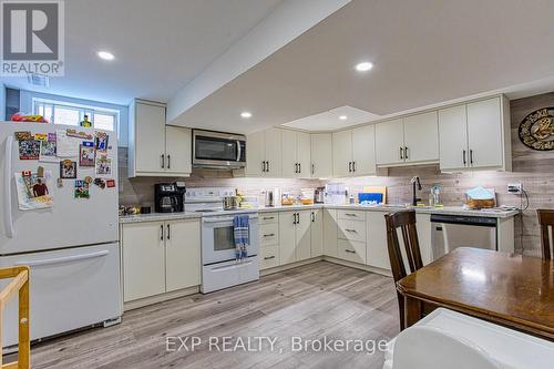 4 Colgate Court, Hamilton, ON - Indoor Photo Showing Kitchen