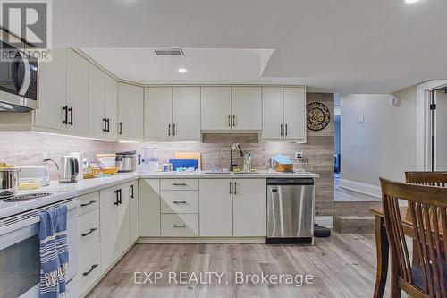 4 Colgate Court, Hamilton, ON - Indoor Photo Showing Kitchen