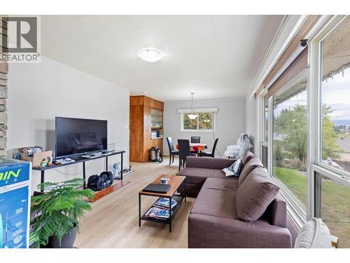 590 Brenda Road, Kelowna, BC - Indoor Photo Showing Living Room