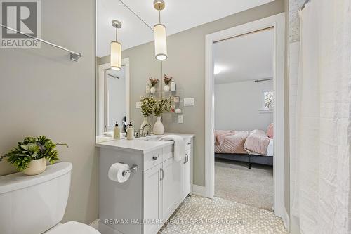 Jack & Jill bath - 91 Shaughnessy Crescent, Ottawa, ON - Indoor Photo Showing Bathroom
