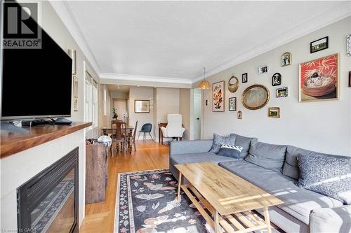 20 Barons Avenue S, Hamilton, ON - Indoor Photo Showing Living Room
