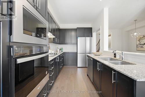 32 Mountainside Crescent, Whitby, ON - Indoor Photo Showing Kitchen With Double Sink With Upgraded Kitchen