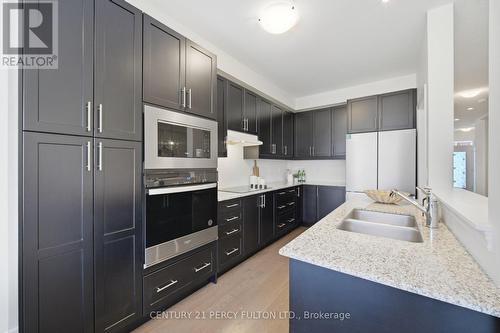 32 Mountainside Crescent, Whitby, ON - Indoor Photo Showing Kitchen With Double Sink With Upgraded Kitchen