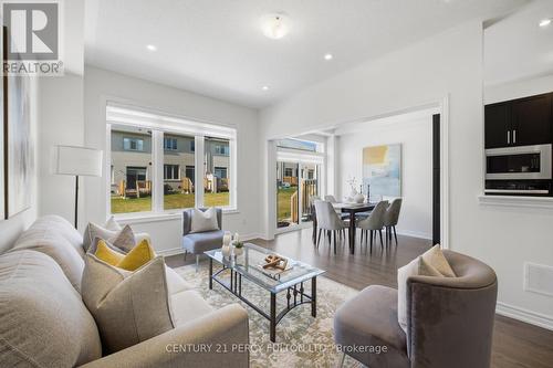 32 Mountainside Crescent, Whitby, ON - Indoor Photo Showing Living Room