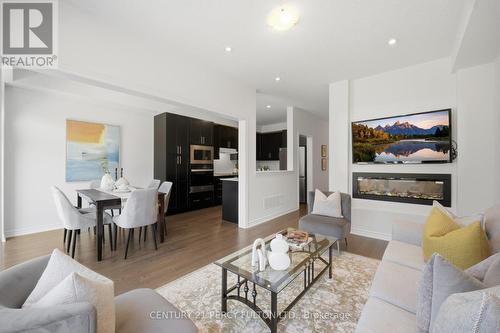 32 Mountainside Crescent, Whitby, ON - Indoor Photo Showing Living Room