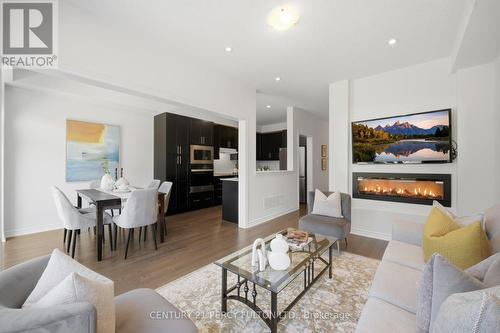 32 Mountainside Crescent, Whitby, ON - Indoor Photo Showing Living Room
