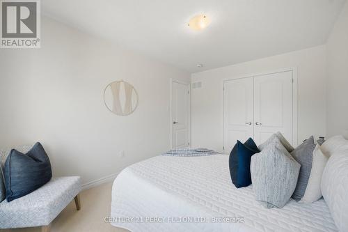 32 Mountainside Crescent, Whitby, ON - Indoor Photo Showing Bedroom