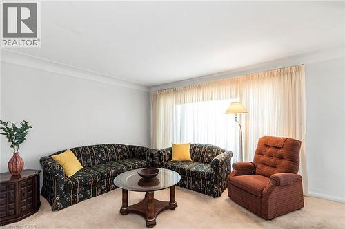 124 Broker Drive, Hamilton, ON - Indoor Photo Showing Living Room