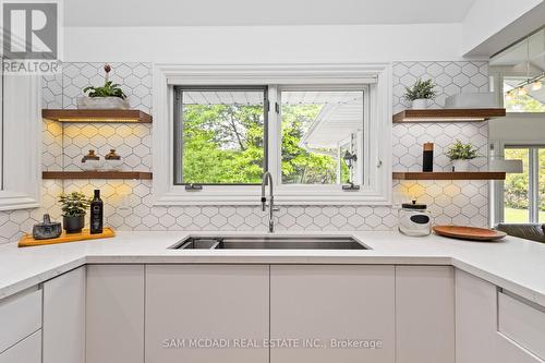 492 Country Club Crescent, Mississauga, ON - Indoor Photo Showing Kitchen