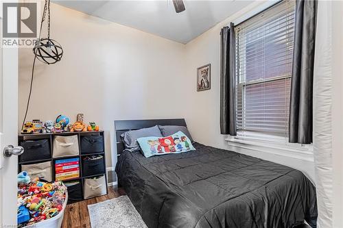 174 Rosslyn Avenue N, Hamilton, ON - Indoor Photo Showing Bedroom