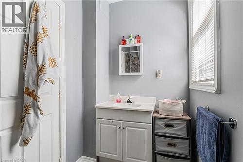 174 Rosslyn Avenue N, Hamilton, ON - Indoor Photo Showing Bathroom