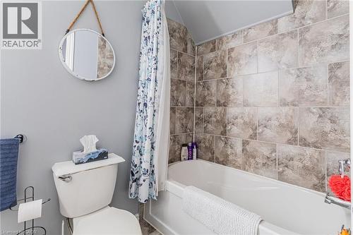 174 Rosslyn Avenue N, Hamilton, ON - Indoor Photo Showing Bathroom