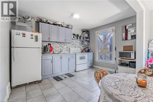 174 Rosslyn Avenue N, Hamilton, ON - Indoor Photo Showing Kitchen