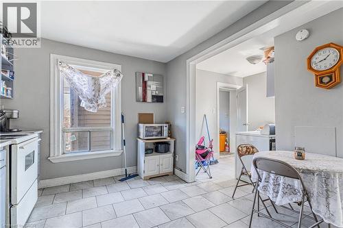 174 Rosslyn Avenue N, Hamilton, ON - Indoor Photo Showing Kitchen