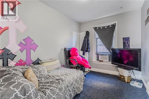 174 Rosslyn Avenue N, Hamilton, ON - Indoor Photo Showing Bedroom