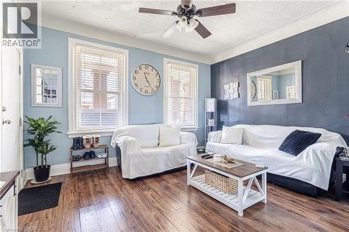 174 Rosslyn Avenue N, Hamilton, ON - Indoor Photo Showing Living Room