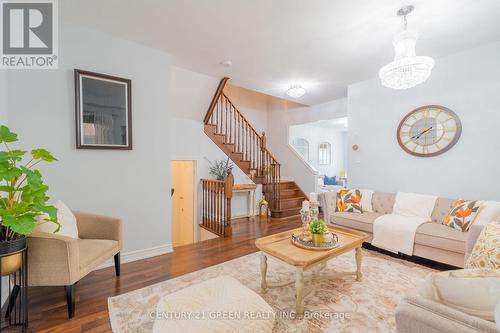 3243 Stoney Crescent, Mississauga, ON - Indoor Photo Showing Living Room