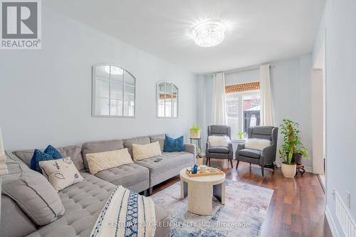 3243 Stoney Crescent, Mississauga, ON - Indoor Photo Showing Living Room