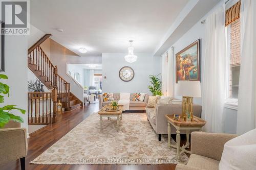 3243 Stoney Crescent, Mississauga, ON - Indoor Photo Showing Living Room