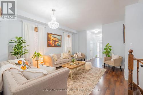 3243 Stoney Crescent, Mississauga, ON - Indoor Photo Showing Living Room