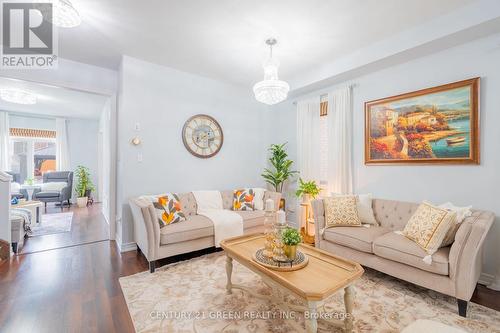 3243 Stoney Crescent, Mississauga, ON - Indoor Photo Showing Living Room