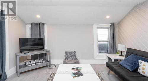 3 - 38 INCHBURY STREET , Hamilton, Ontario L8R 3B3 2